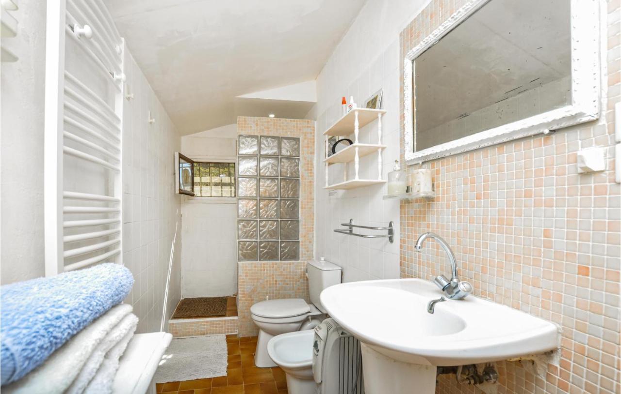 1 Bedroom Lovely Home In マントン エクステリア 写真